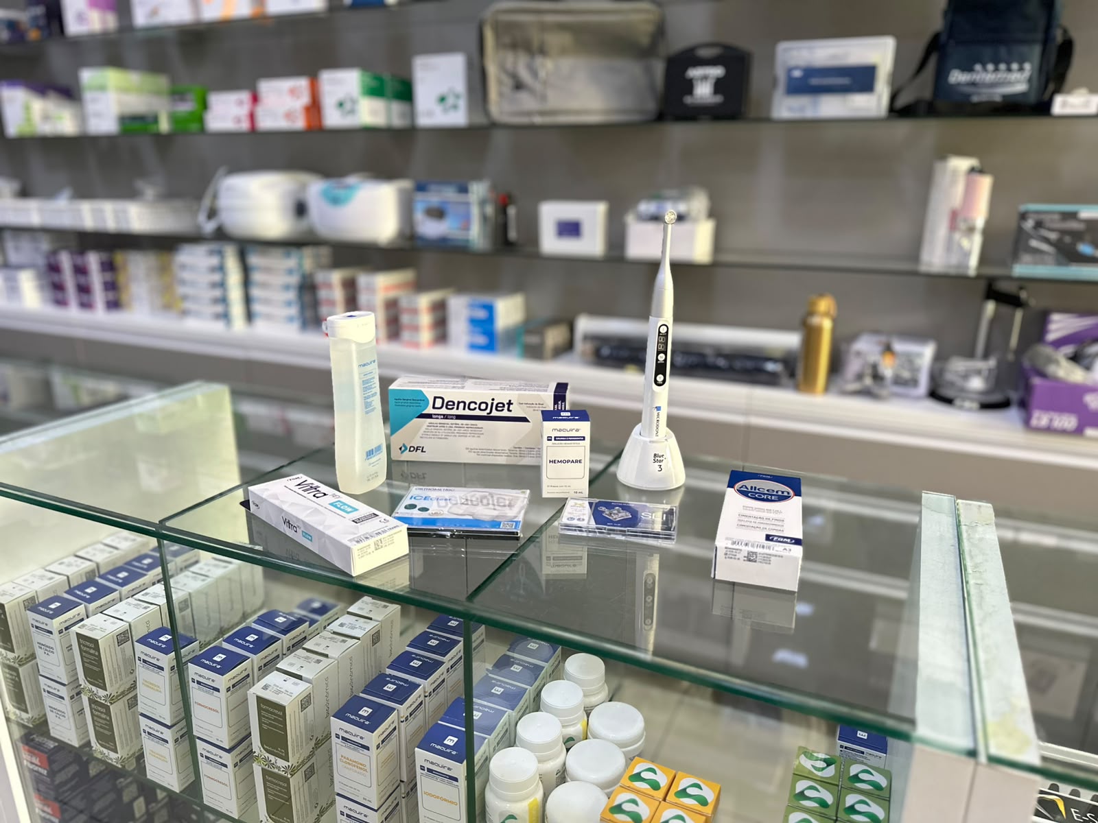Instrumentais e materiais odontológicos organizados