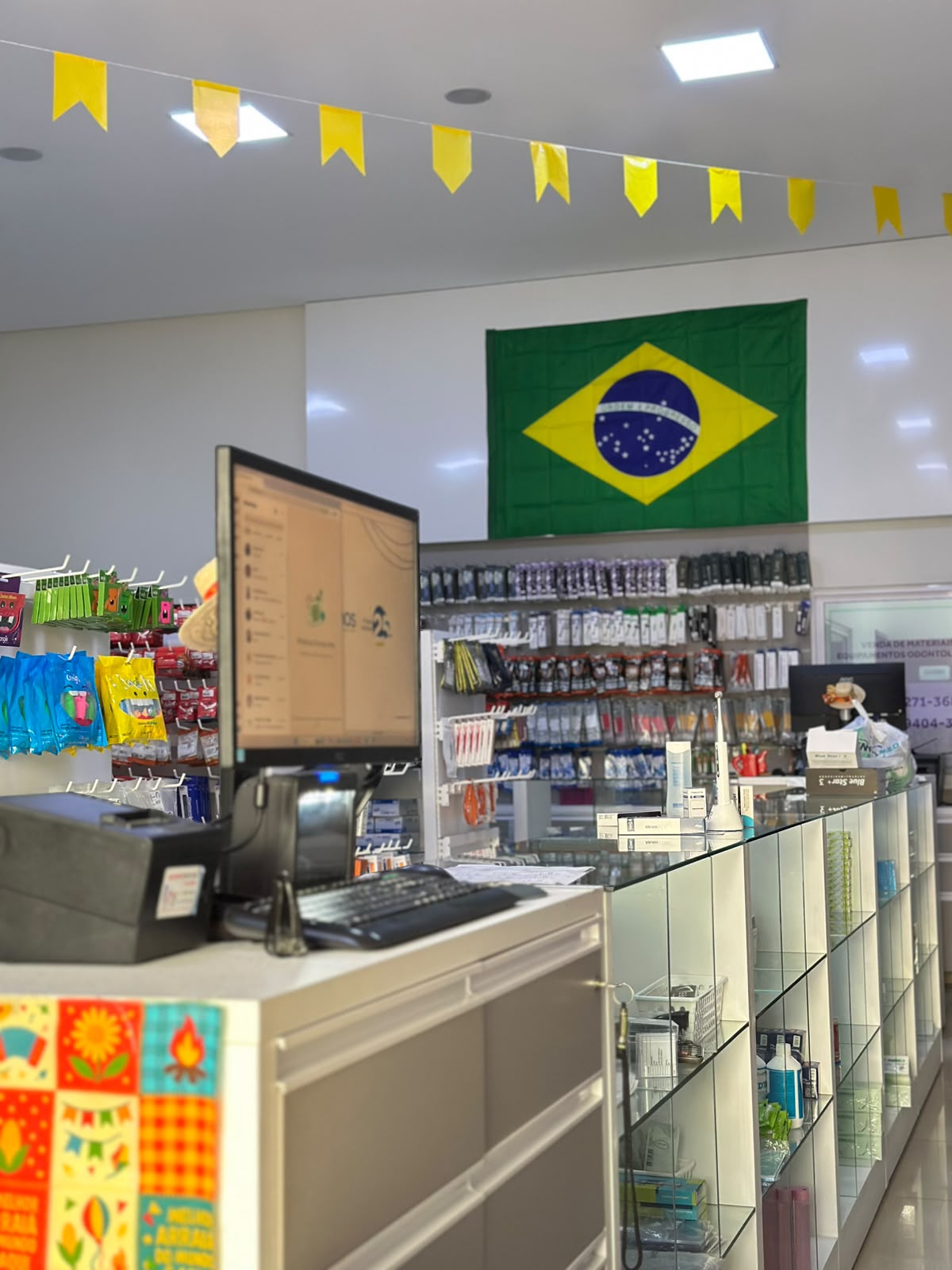 Produtos odontológicos organizados em ambiente comercial Dentalmed